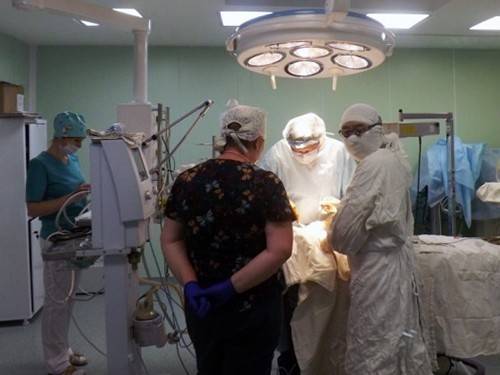 Хирург из Улан-Удэ успешно прооперировал девочку весом 800 граммов