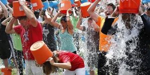Флэшмоб Ice Bucket Challenge помог собрать средства на изучение смертельного заболевания