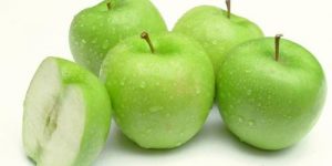 Медики: зеленые яблоки полезнее красных