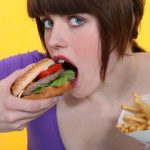 Головные боли могут быть связаны с жирной пищей
