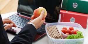 Обеды за рабочим столом снижают продуктивность студентов