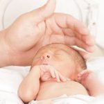 Мозг недоношенного ребенка слабее реагирует на прикосновения к коже