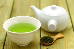 Зеленый чай можно сделать еще полезней при помощи дольки лимона