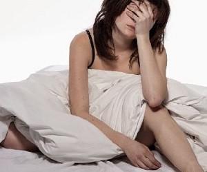 Психологи объяснили, почему люди плохо спят в новом месте